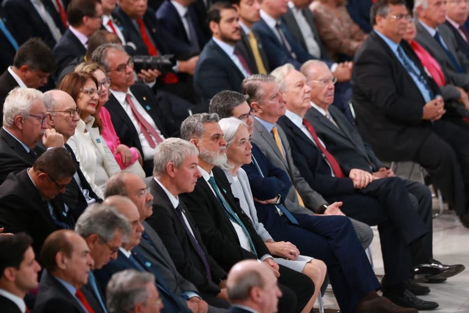 Posse de Geraldo Alckmin como Ministro do Desenvolvimento, Indústria, Comércio Exterior e Serviço.  Sem detalhe, a plateia cheia de políticos e autoridades assiste - Metrópoles