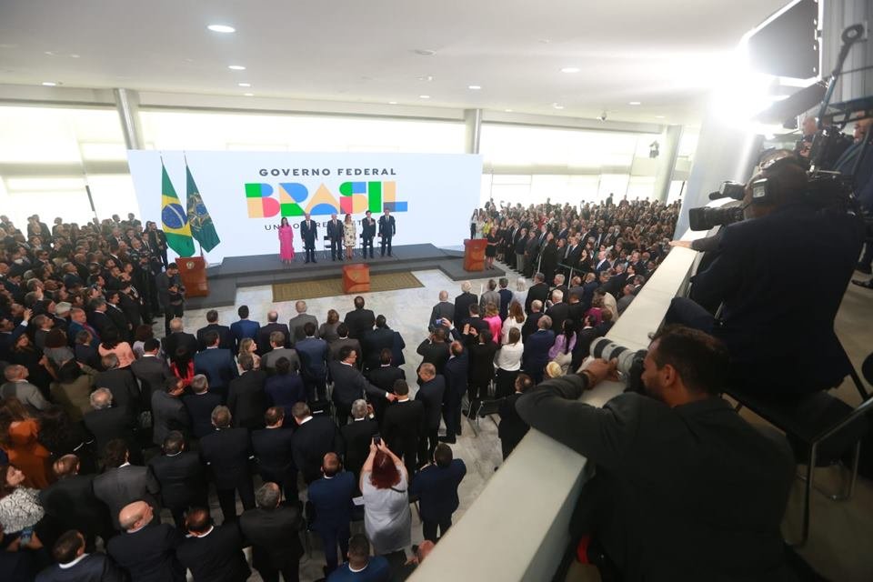 Posse de Geraldo Alckmin como Ministro do Desenvolvimento, Indústria, Comércio Exterior e Serviço.  Sem detalhe, a plateia cheia de políticos e autoridades assiste - Metrópoles