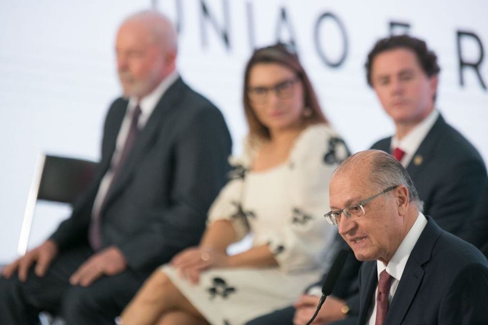 Posse de Geraldo Alckmin como Ministro do Desenvolvimento, Indústria, Comércio Exterior e Serviço.  Sem detalhe, Alckmin discursa em púlpito com Lula, Janja e Veneziano Vital do Rego o assistindo atrás - Metrópoles