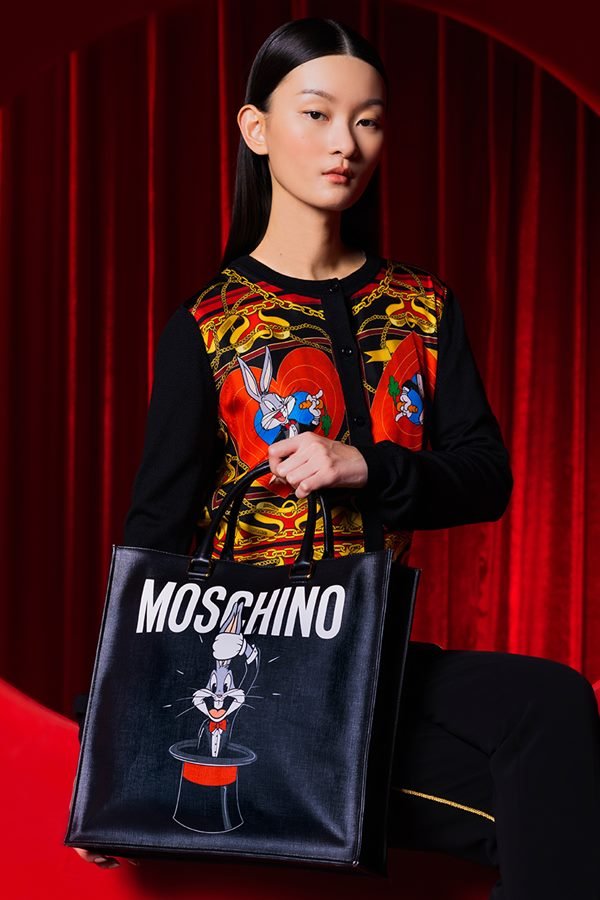 Mulher asiática com peças de luxo em editorial de moda - Metrópoles