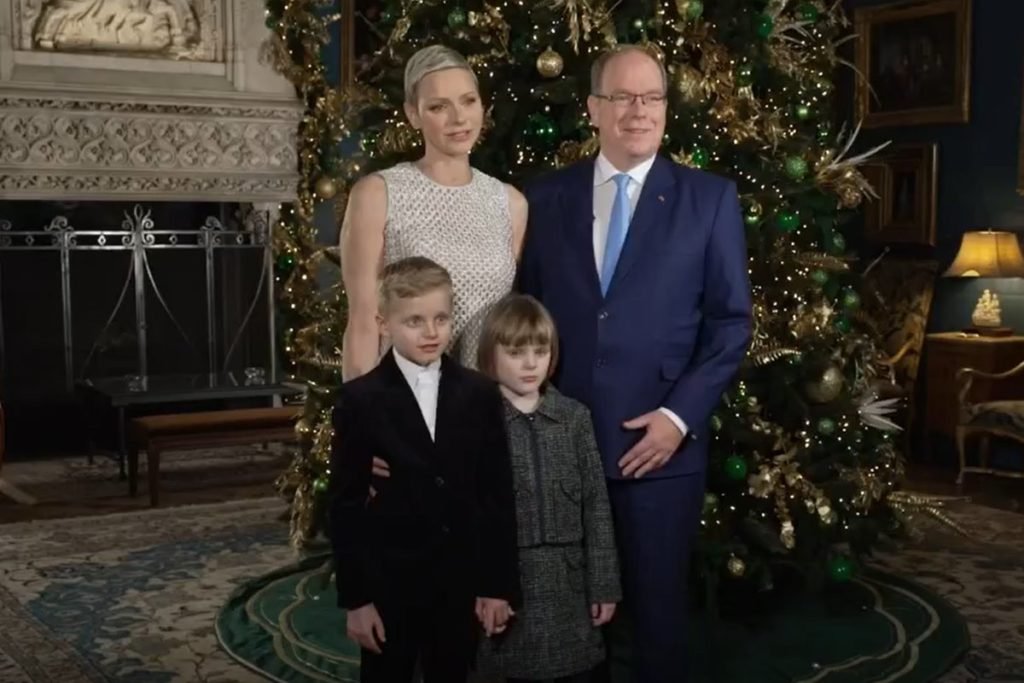 Foto colorida de mulher, homem, menino e menina brancos em frente a uma árvore de Natal - Metrópoles