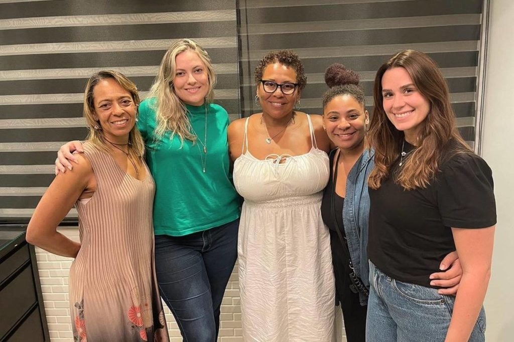 Filhas de Pelé juntas sorriem para foto. As irmãs farão homenagem tatuando frases do pai, morto no final do ano passado - Metrópoles