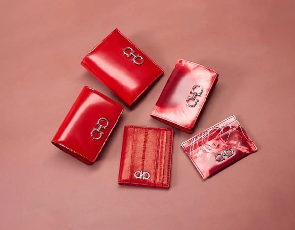 Cinco carteiras vermelhas em um fundo rosa - Metrópoles