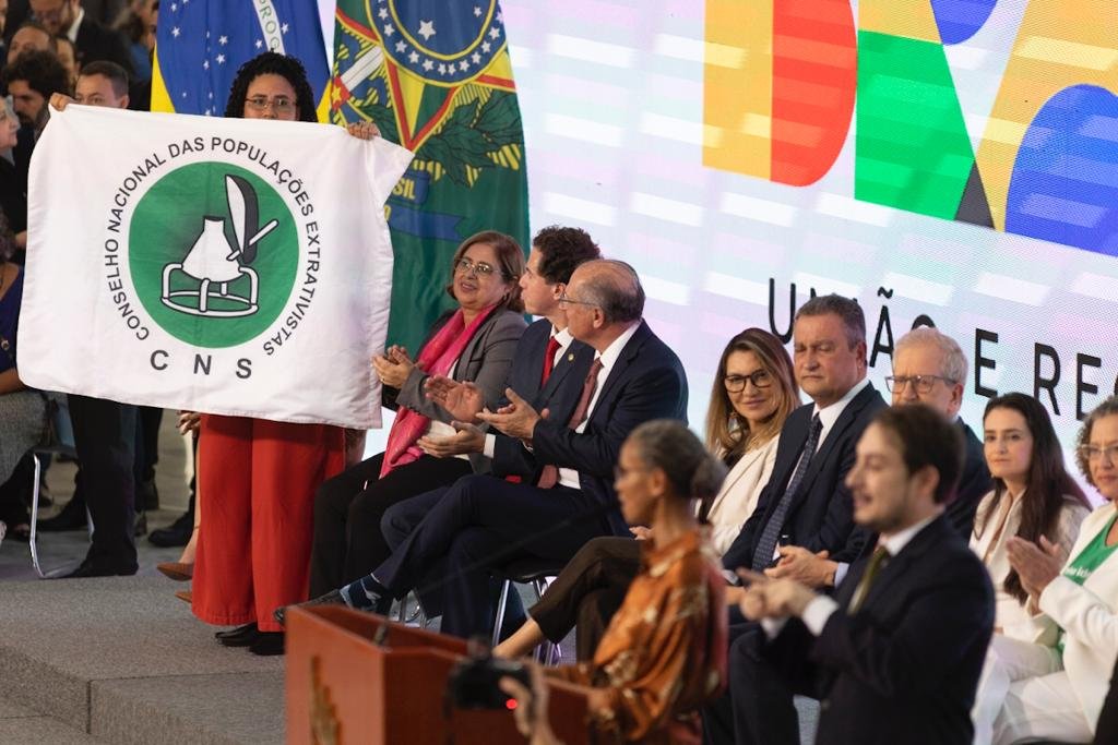 Mululher mostra bandeira da CNS durante posse da ministra do Meio Ambiente e Mudança do Clima Marina Silva governo lula 3