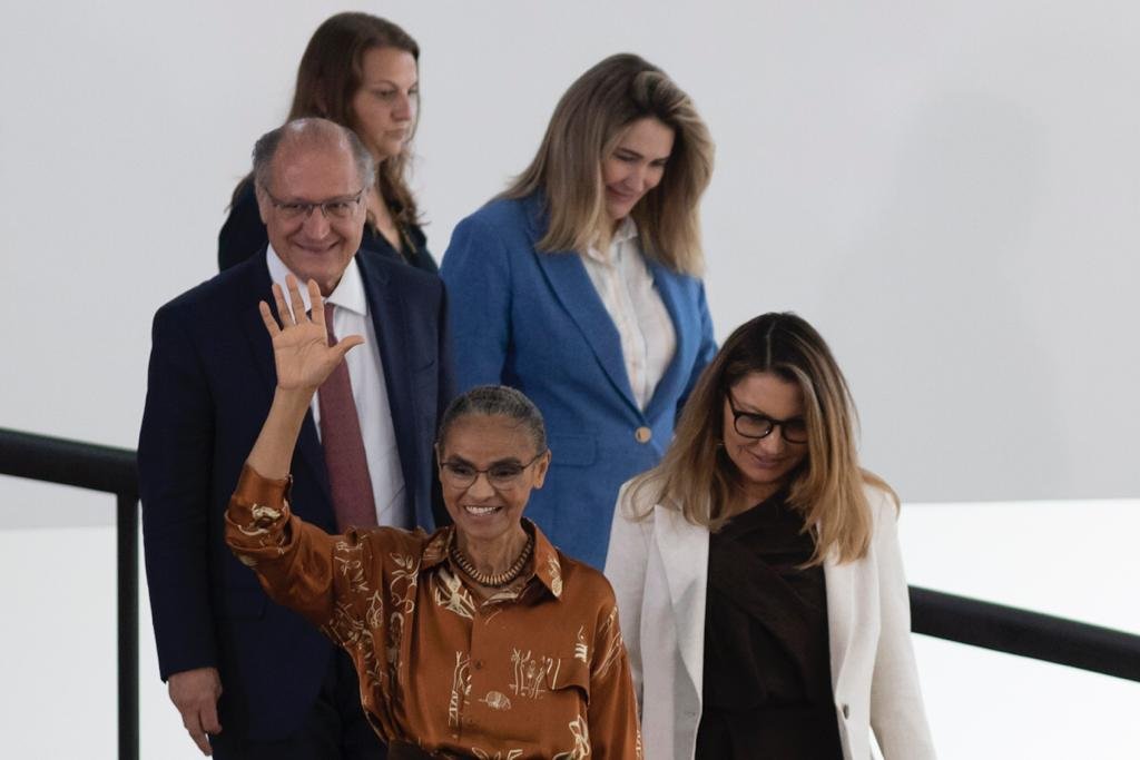 ministra do Meio Ambiente e Mudança do Clima Marina Silva ao lado de Janja e Alckmin descem a rampa do Planalto - metrópoles