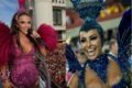 A foto está dividida em duas partes.  Do lado direito tem a Ivete Sangalo de fantasia rosa no trio elétrico em Salvador.  Do lado esquerdo, temos Sabrina Sato usando uma fantasia azul escura no carnaval do Rio de Janeiro.  As duas estão sorrindo
