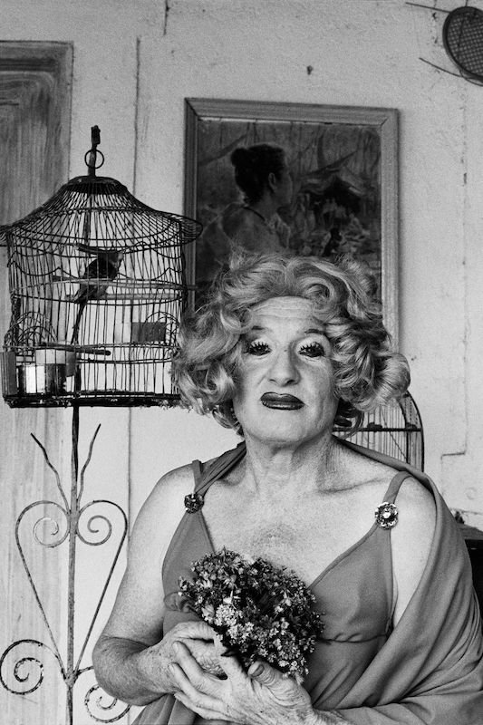 imagem preto e branco Madalena Schwartz foi pioneira ao registrar o fenômeno do travestismo nos anos 1970 em São Paulo