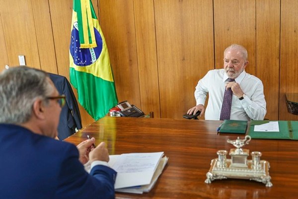O presidente Lula (PT) se reúne com o ministro Alexandre Padilha