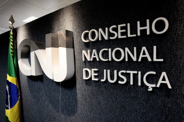 imagem colorida do letreiro em prateado com o nome do Conselho Nacional de Justiça (CNJ) desembargador