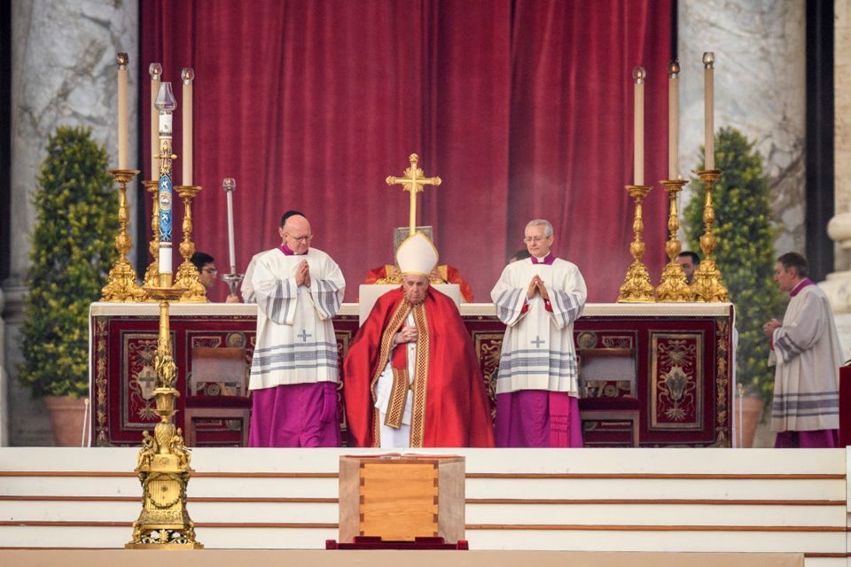 Imagem colorida mostra Papa Francisco observa caixão com o corpo de Bento XVI, durante missa fúnebre - Metrópoles