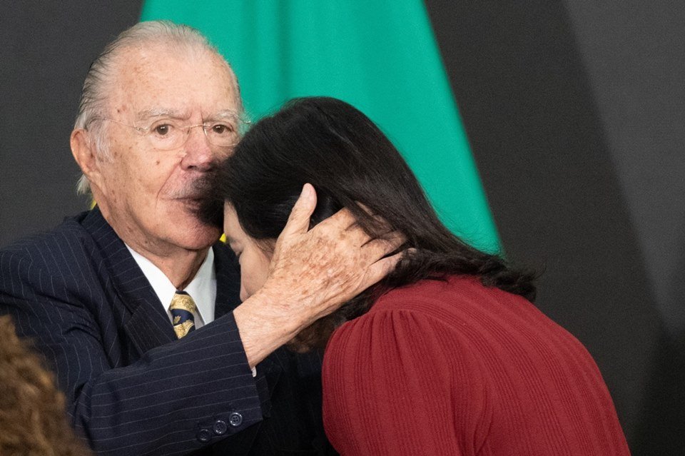 A cerimônia de posse da ministra do Planejamento e Orçamento, Simone Tebet, realizada no Salão Nobre do Palácio do Planalto. Na foto, o ex-presidente Sarney beija a testa da ministra, que se abaixa - Metrópoles