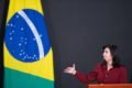 A cerimônia de posse da ministra do Planejamento e Orçamento, Simone Tebet, realizada no Salão Nobre do Palácio do Planalto. Na foto, a ministra aparece diante de bandeira do Brasil discursando em púlpito - Metrópoles
