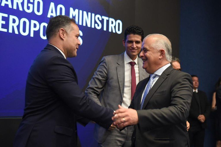 Marcelo Sampaio, ex-ministro da Infraestrutura, é visto sorrindo ao fundo, durante cerimônia de posse de Márcio França como titular da pasta de Portos e Aeroportos