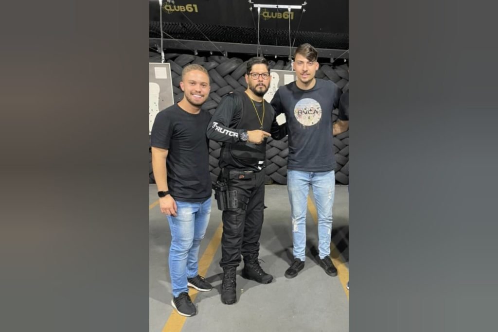 Diego Pupe, Maciel Carvalho e Jair Renan Bolsonaro em aula de tiro - Metrópoles