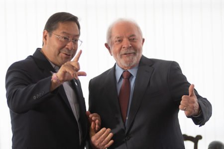 O presidente do Brasil, Luiz Inácio Lula da Silva, cumprimenta o presidente da Bolívia, Luis Alberto Arce Catacora no Palácio do Itamaraty em Brasília - Metrópoles