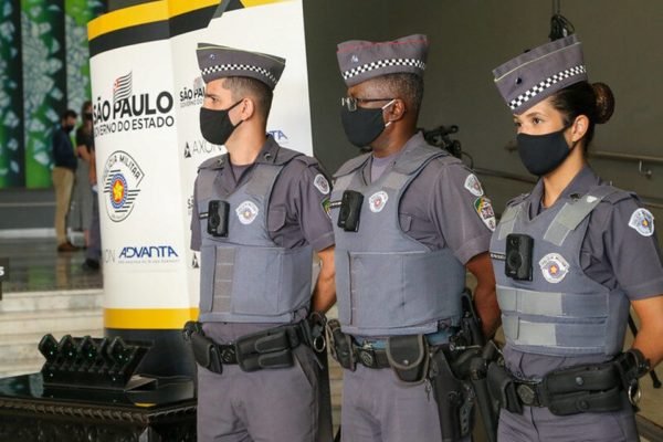 Foto colorida de policiais militares com câmeras corporais - Metrópoles