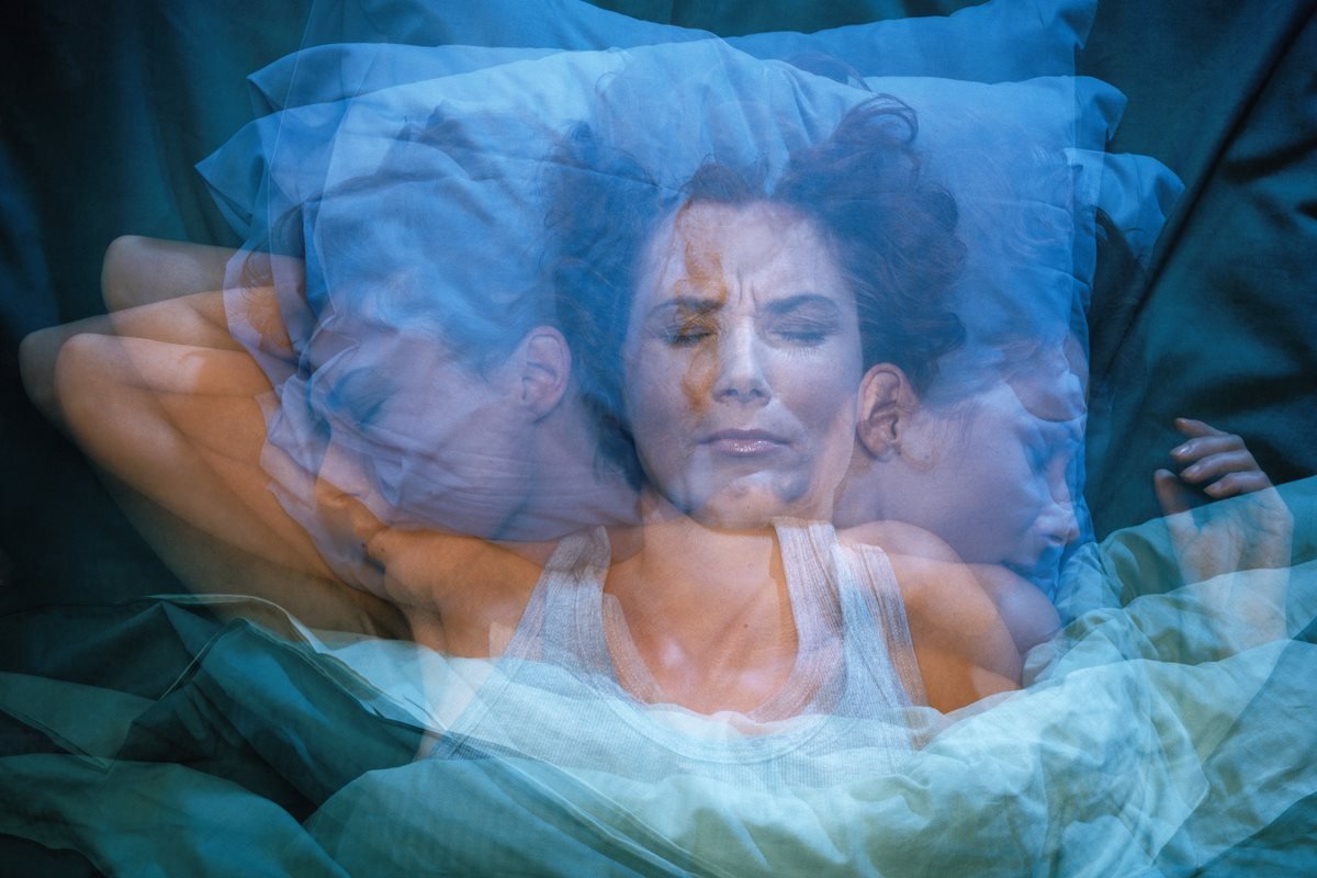 Foto colorida de movimento de uma mulher mexendo a cabe&ccedil;a em um travesseiro - Metr&oacute;poles