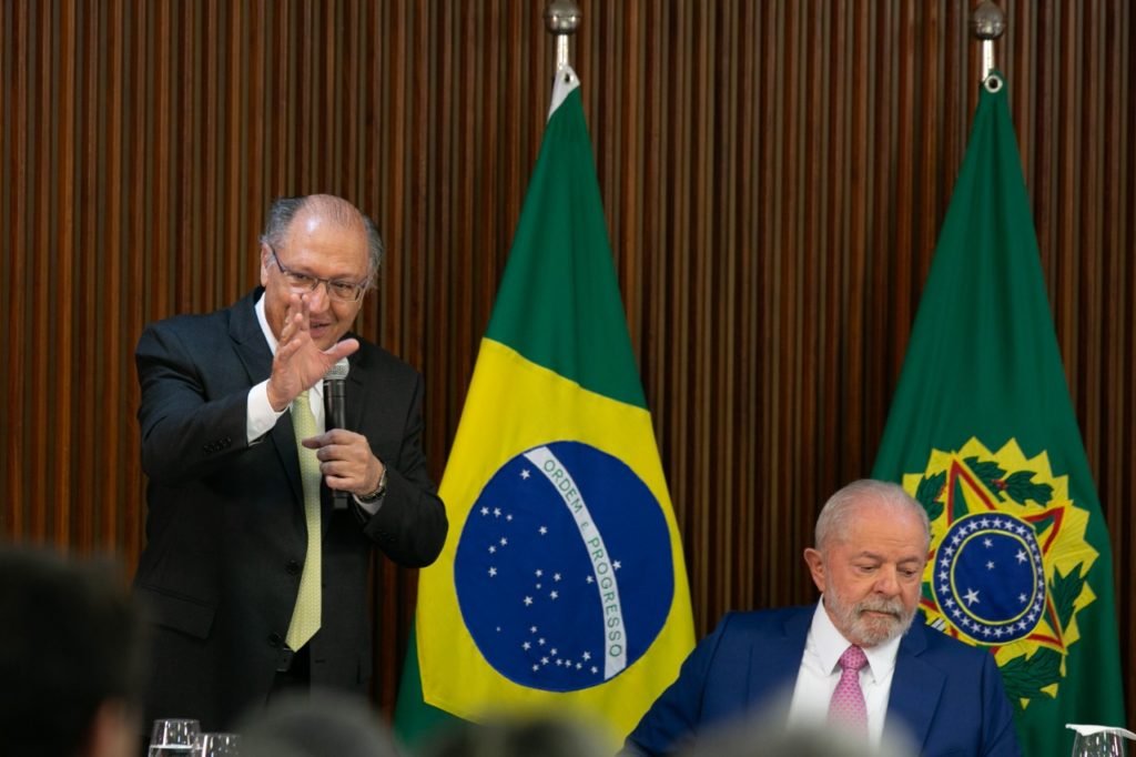 O presidente Lula realiza sua primeira reunião ministerial no Palácio do Planalto e pede bom relacionamento com o Congresso Nacional.  Na foto, ele senta enquanto o vice-presidente Alckmin fala com microfone na mão - Metrópoles