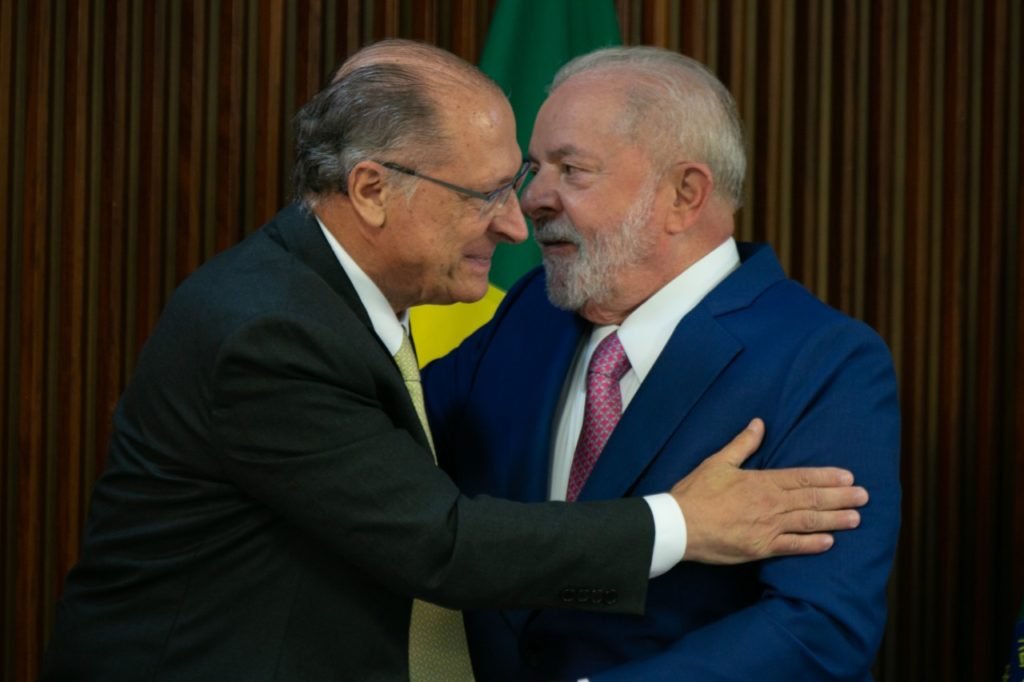 O ministro Geraldo Alckmin abraça o presidente Lula durante a primeira reunião ministerial do governo Lula - Metrópolis