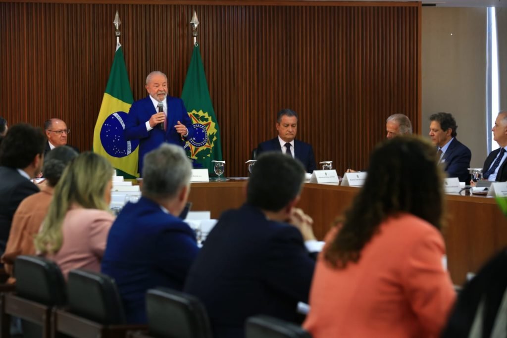 Ministros acompanham discurso do presidente durante primeira reunião ministerial - Metrópoles