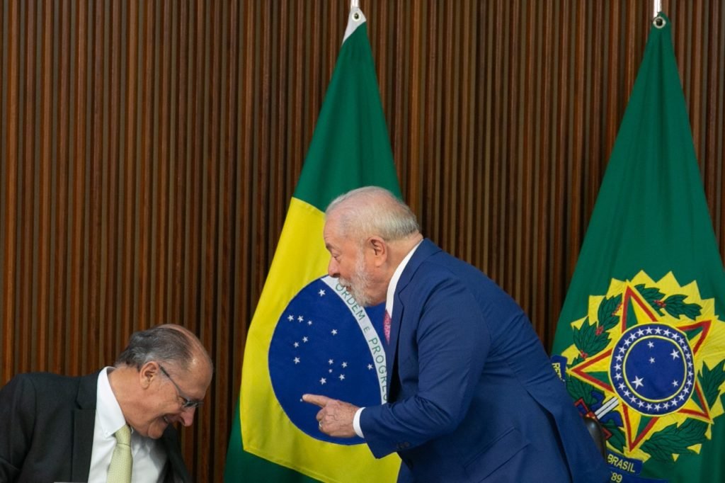 Presidente Lula aponta para ministro Geraldo Alckmin durante primeira reunião ministerial - Metrópolis