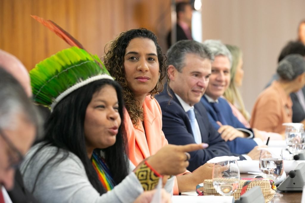 O presidente Lula realiza sua primeira reunião ministerial no Palácio do Planalto e pede bom relacionamento com o Congresso Nacional.  Na foto, Anielle Franco, Ministra da Igualdade Racial, ao lado de Sonia Guajajara, Ministra dos Povos Indígenas - Metrópoles