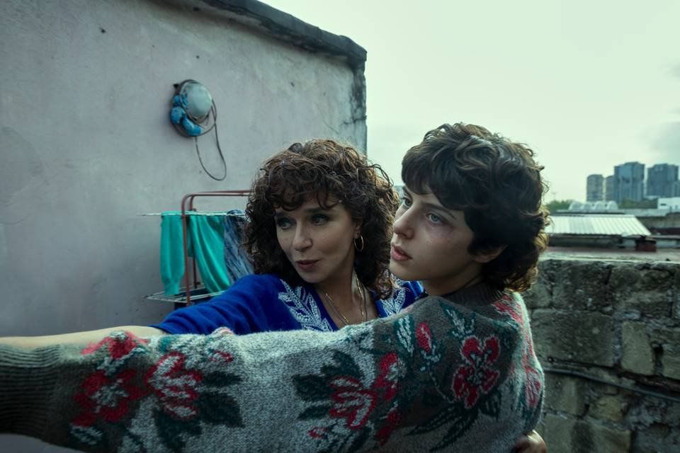Séries Netflix - duas mulheres dançando em terraço