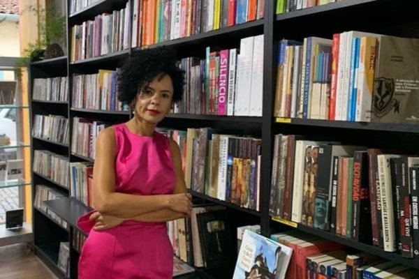 Zara Figueiredo Tripodi, professora da Universidade Federal de Ouro Preto em foto ao lado de estantes de livros. Ela foi escolhida como secretária de Educação Continuada do MEC - Metrópoles