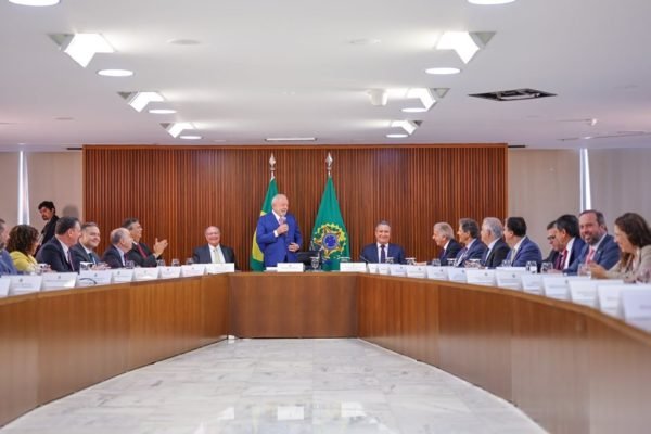 O presidente Lula faz primeira reunião ministerial no Palácio do Planalto e pede boa relação com o Congresso Nacional. Na imagem os ministros e presidente aparecem de frente - Metrópoles
