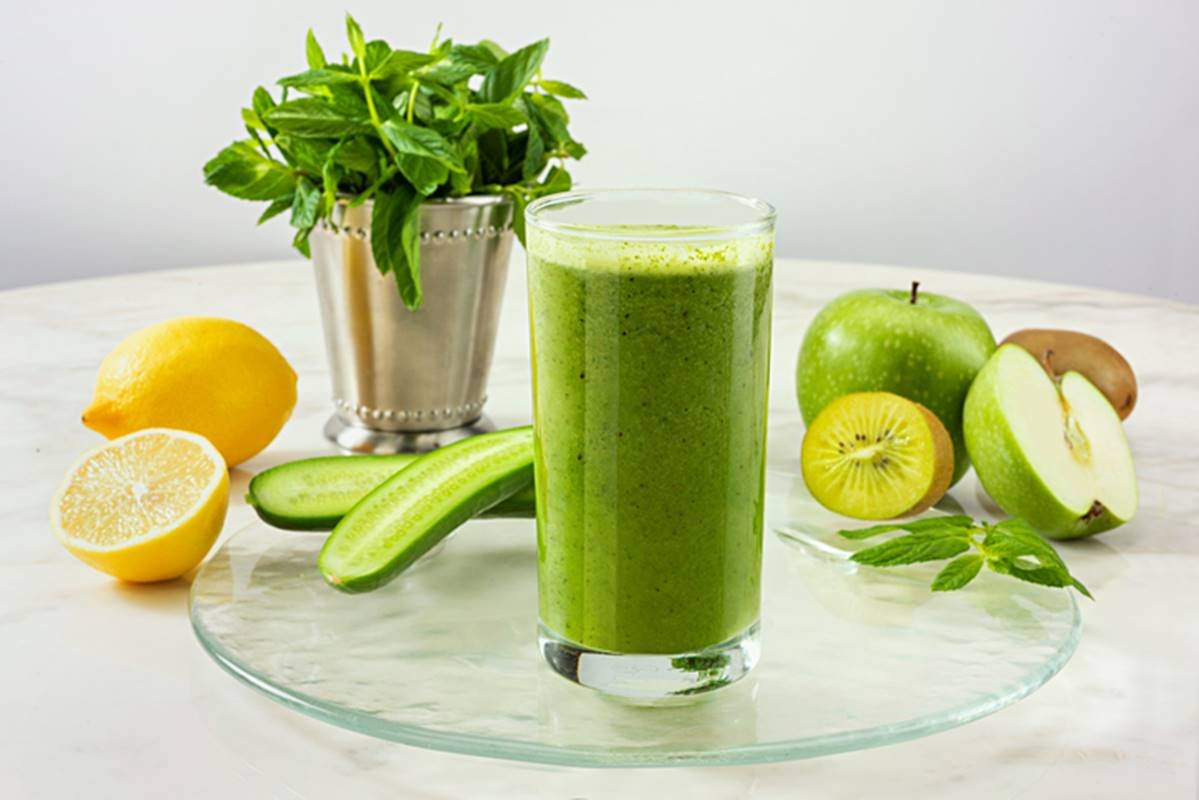 Suco verde, detox, rodeado de furtas e legumes