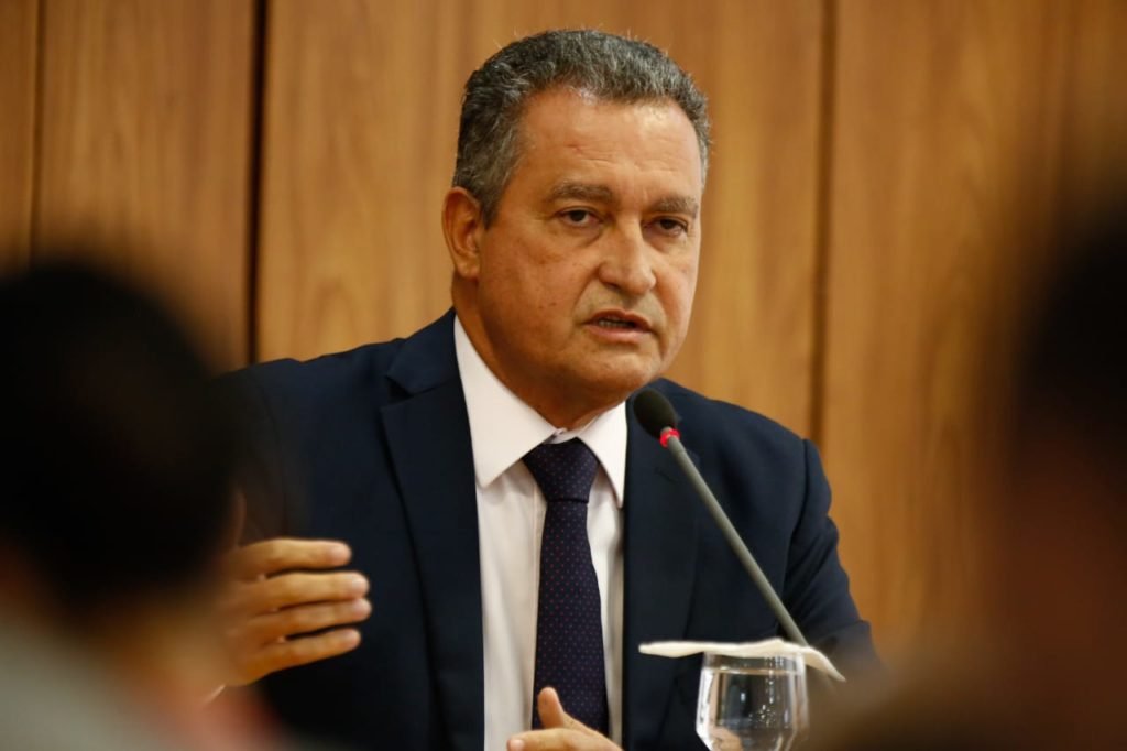 Ministro da Casa Civil, Rui Costa, concede entrevista coletiva sobre primeira reunião ministerial do governo Lula. Ele fala diante de microfone, sentado diante de mesa - Metrópoles