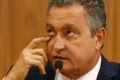 Ministro da Casa Civil, Rui Costa, concede entrevista coletiva sobre primeira reunião ministerial do governo Lula. Ele fala diante de microfone, sentado diante de mesa, e coça o olho - Metrópoles