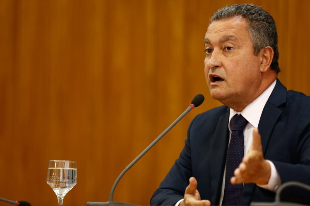 Ministro da Casa Civil, Rui Costa, concede entrevista coletiva sobre primeira reunião ministerial do governo Lula. Ele fala diante de microfone, sentado diante de mesa, e gesticula - Metrópoles