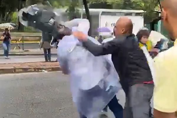 Jornalistas da Band são agredidos por militantes bolsonaristas e tem equipados quebrados em Belo Horizonte. Na imagem, eles são cercados por vários homens - Metrópoles