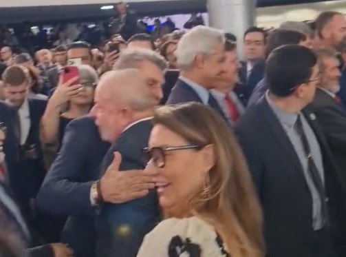 O ex-senador Romero Jucá dá um abraço em Lula durante a posse de Geraldo Alckmin como ministro da Indústria. Ao lado, a primeira-dama Janja sorri - Metrópoles