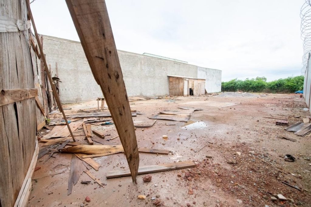 Terreno baldio em Taguatinga Sul. Restos de madeira estão espalhados na área. Foto colorida