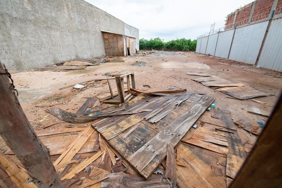 Terreno baldio em Taguatinga Sul. Restos de madeira estão espalhados na área. Foto colorida