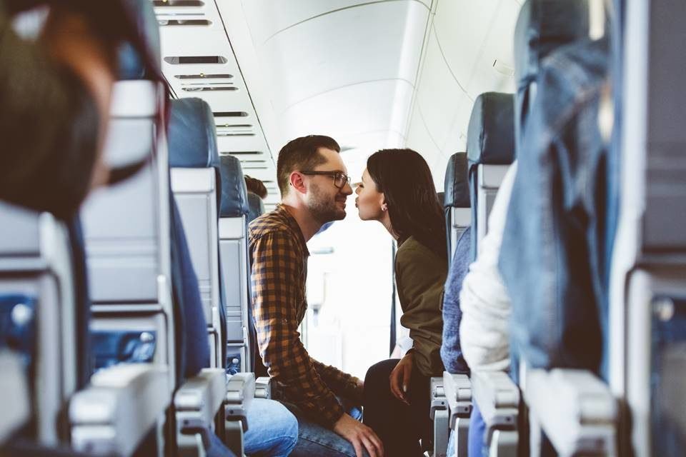 Veja 4 posições sexuais para transar no avião | Metrópoles