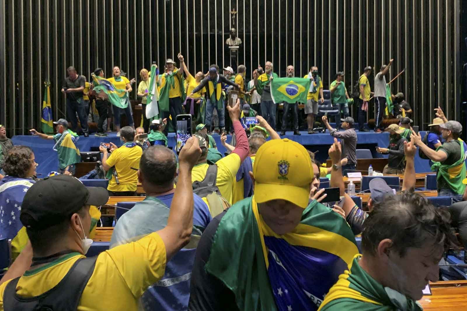 Bolsonaristas invadem Congresso, Planalto e STF em manifestação antidemocrática