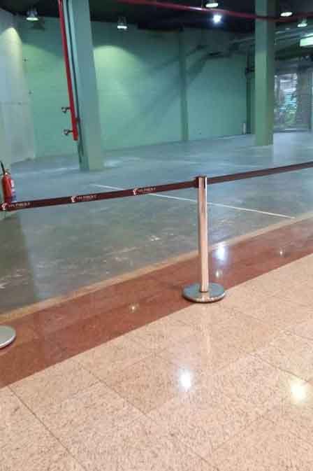 Foto colorida de local onde será montada a casa de vidro do BBB, no shopping Via Parque