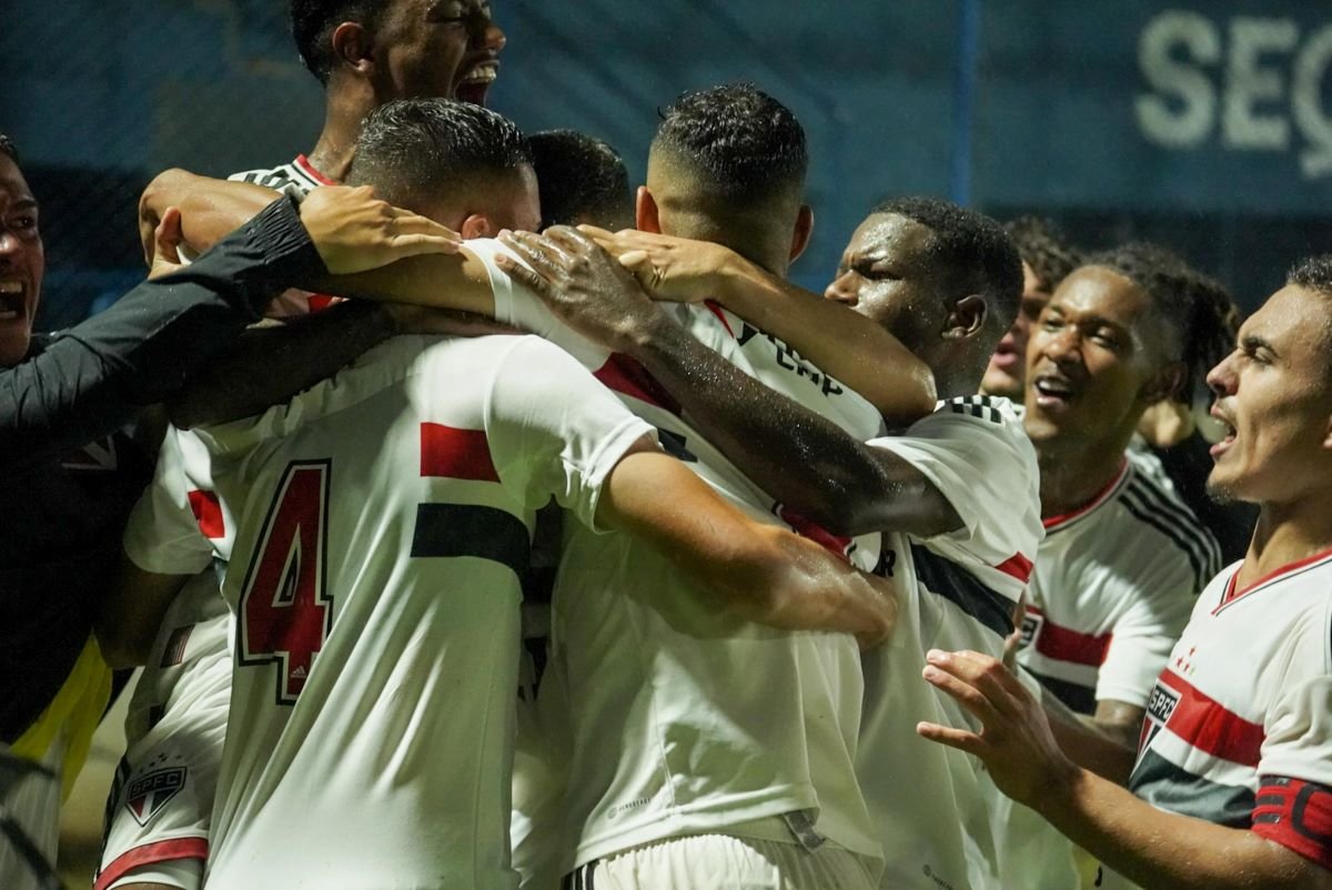 São Paulo vence Botafogo-SP e carimba classificação para as