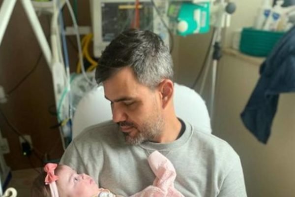 Juliano Cazarré e a filha caçula em hospital