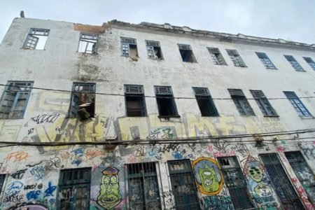 Danos causados por desabamento de parte de prédio no Rio