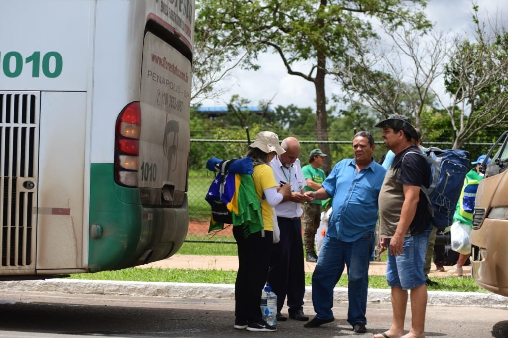 Grupos bolsonaristas chegam de ônibus para protestar no Congresso Nacional - Metrópoles