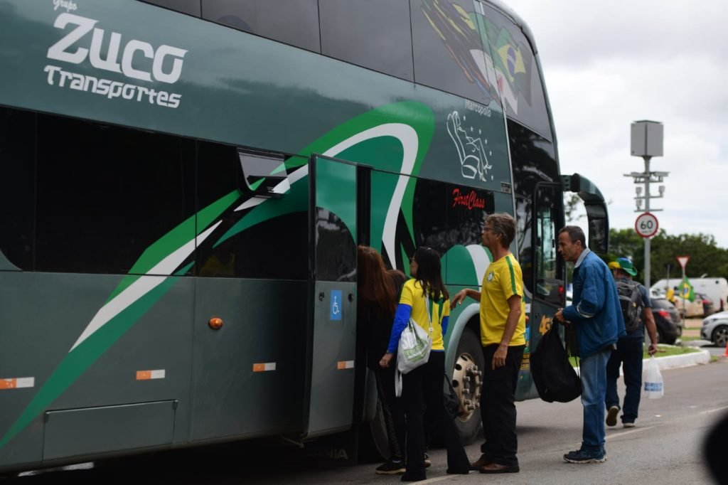 Grupos bolsonaristas chegam de ônibus para protestar no Congresso Nacional - Metrópoles