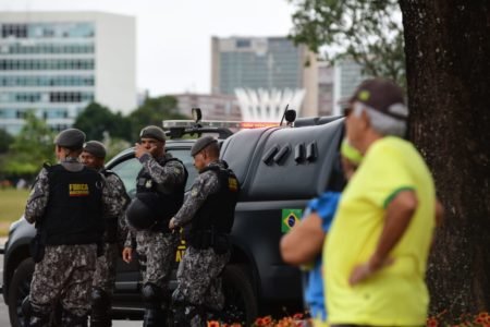 Policiais da Força Nacional fazem a segurança na Esplanada do Ministérios. Caravanas de apoiadores do ex-presidente Jair Bolsonaro começam a chegar na cidade - Metrópoles