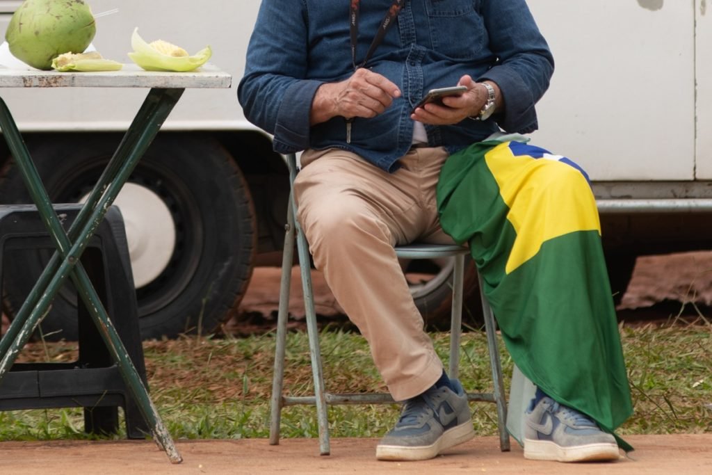 Comércio de comida e bandeiras próximo ao QG do Exército - Metrópoles