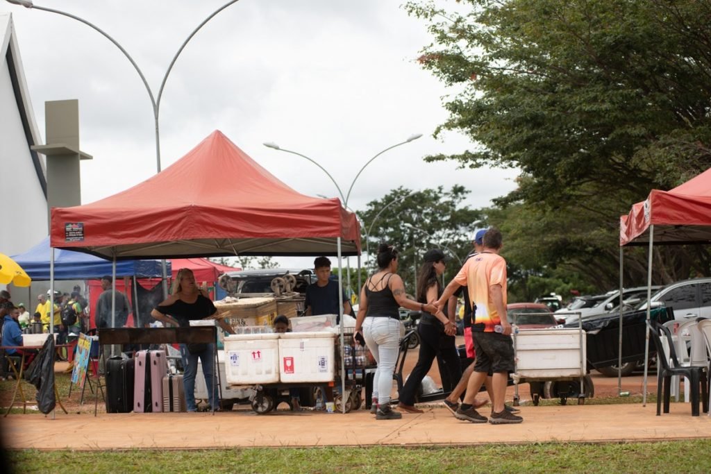 Comércio de comida e bandeiras próximo ao QG do Exército - Metrópoles