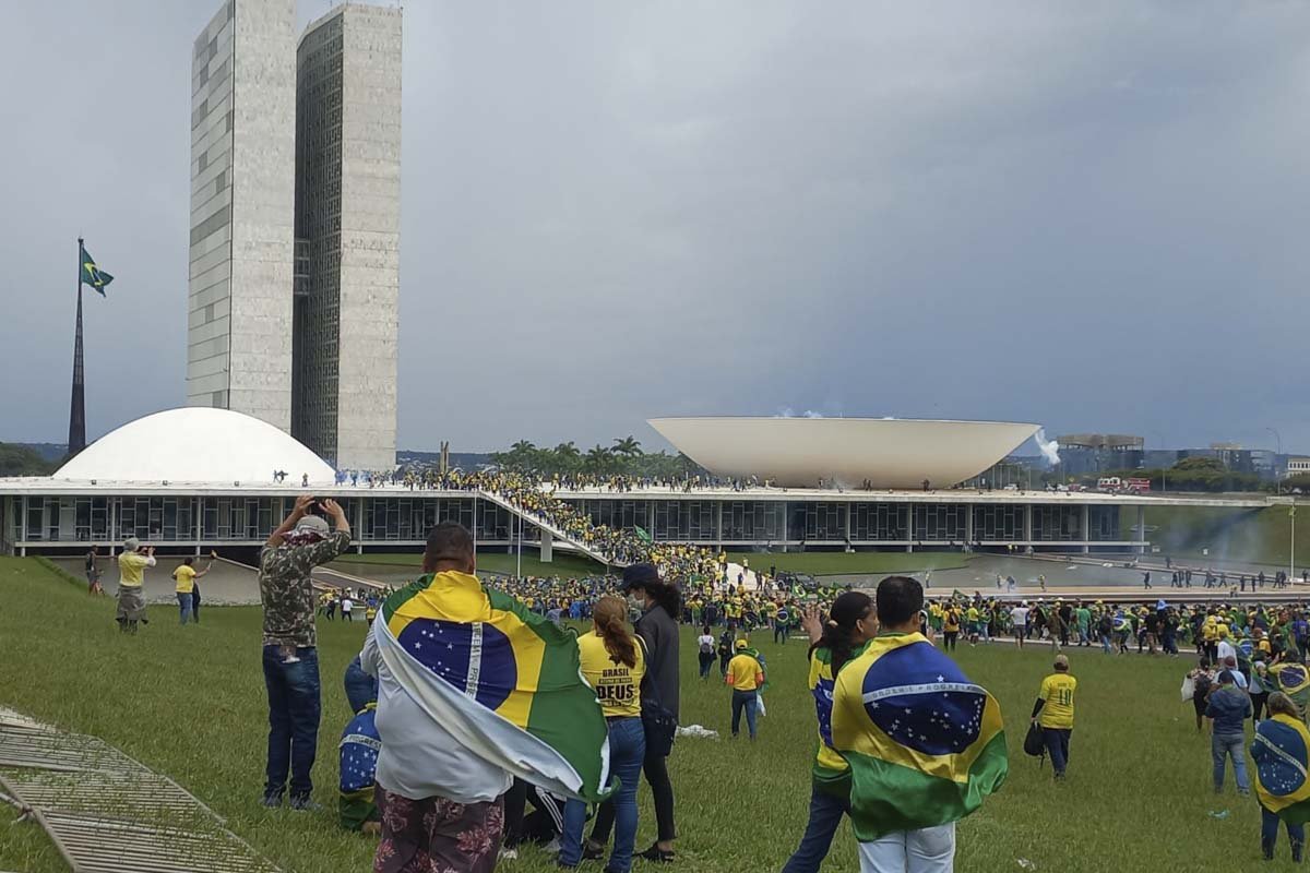 apoiadores do ex presidente jair bolsonaro patriotas invadem a rampa do Congresso Nacional para protestar contra o resultado das urnas 1