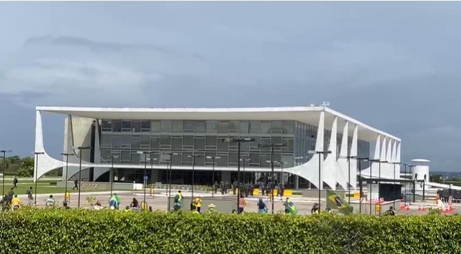 Bolsonaristas invadem o Palácio do Planalto